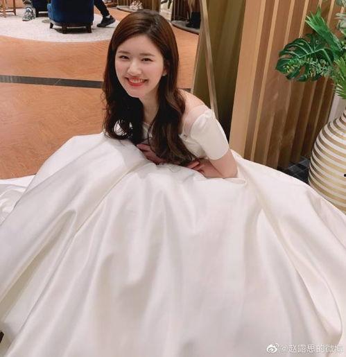 赵露思个人资料 模特行业的规则,模特圈规则揭秘，从青涩少女到璀璨明星的蜕变之路